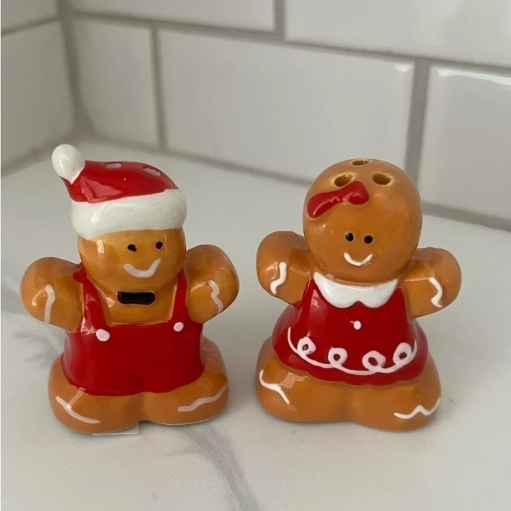 Gingerbread mini ceramic 🎄🎅🏽 salt & pepper shakers